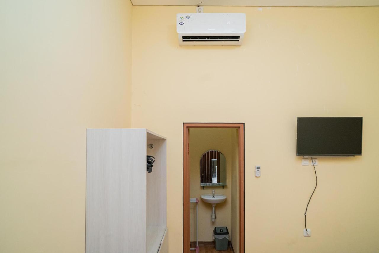 RedDoorz Syariah near Jembatan Merah Plaza Krembangan Bagian luar foto